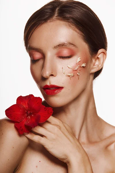 Mujer Bonita Con Flor Roja Sus Manos Cerca Cara Hombros —  Fotos de Stock