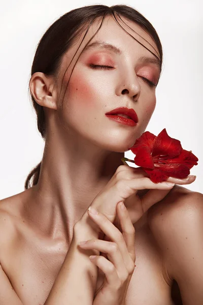 Vacker Kvinna Med Röd Blomma Händerna Nära Ansiktet Nakna Axlar — Stockfoto