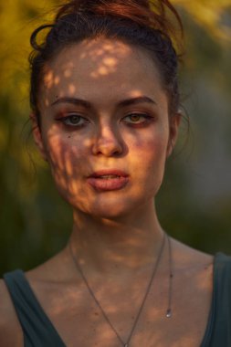 Güzel bir yüz modeli sazlıklar sahilinde seksi bir mayo, bronzlaşmış bir vücut, uzun saçlar, muhteşem göğüsler ve dolgun dudaklar içinde duruyor. Sağlıklı doğa, okyanus, tatildeki güneş