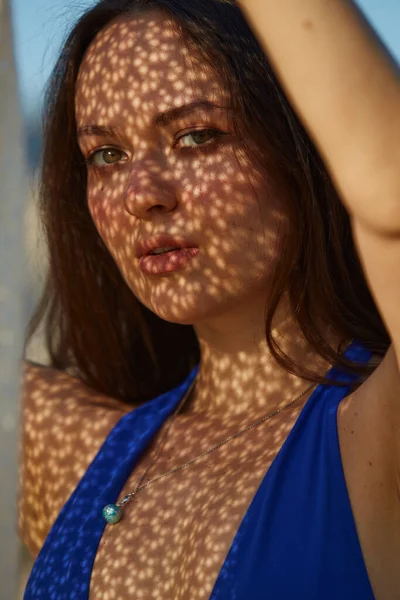 Portrét Půvabné Mladé Ženy Venku Sluneční Paprsky Tváři Světlo Stín — Stock fotografie