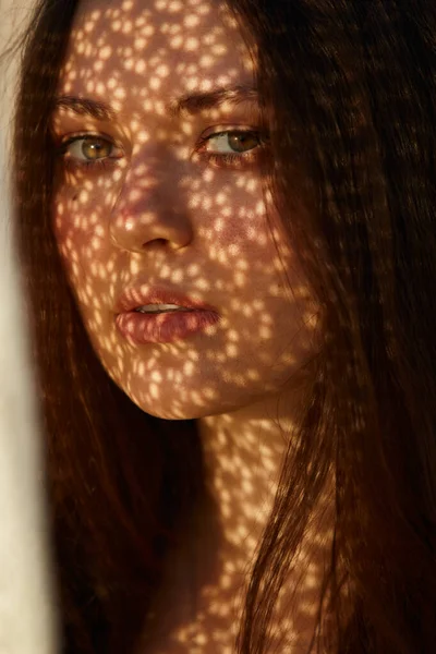 Porträtt Charmig Ung Kvinna Utomhus Och Solens Strålar Ansiktet Ljus — Stockfoto