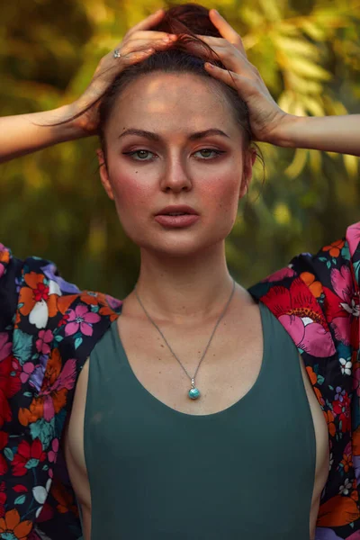 Güzel Bir Yüz Modeli Sazlıklar Sahilinde Seksi Bir Mayo Bronzlaşmış — Stok fotoğraf