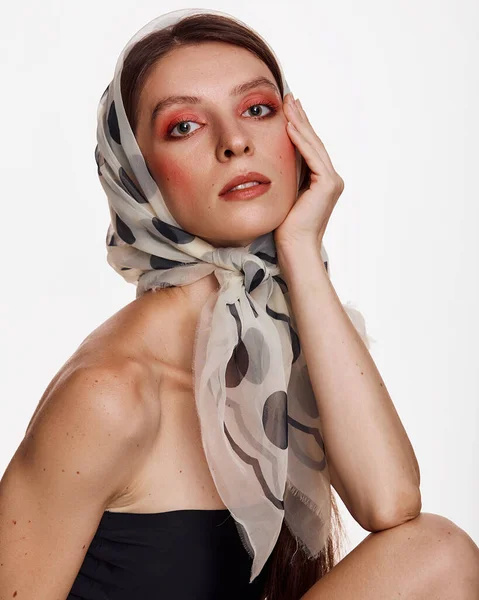 Πορτρέτο Μιας Νεαρής Γυναίκας Μοδάτη Μαντίλα Διαυγές Μοντέλο Δέρματος Ροζ — Φωτογραφία Αρχείου