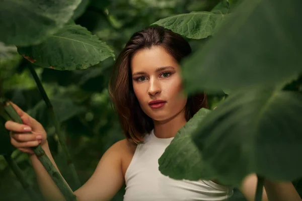 Kvinnligt Ansikte Gröna Blad Njuter Naturen Porträtt Vacker Kvinna Med — Stockfoto