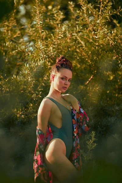 Verführerisch Schlanke Frau Posiert Grünen Strand Einem Sexy Badeanzug Und — Stockfoto