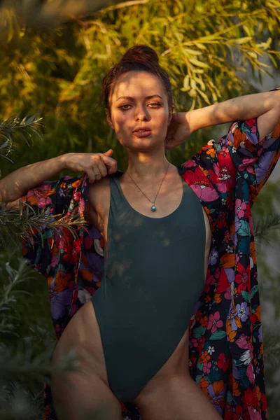Uwodzicielska Szczupła Kobieta Pozująca Zielonej Plaży Liściastej Seksownym Stroju Kąpielowym — Zdjęcie stockowe