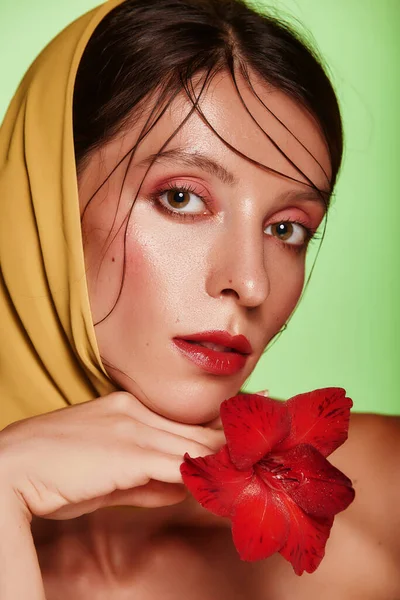 Mujer Bonita Con Flor Roja Las Manos Cerca Cara Cabeza —  Fotos de Stock