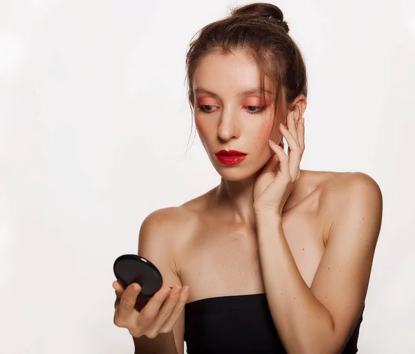 Retrato Mujer Encantadora Bonita Con Nueva Sombra Ojo Mano Aislada —  Fotos de Stock