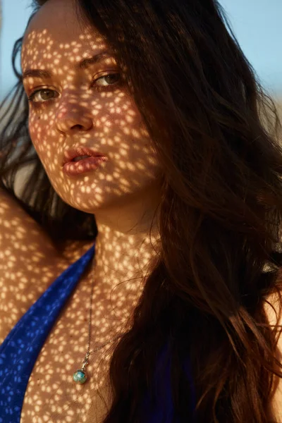 Retrato Uma Jovem Encantadora Livre Raios Sol Rosto Luz Sombra — Fotografia de Stock