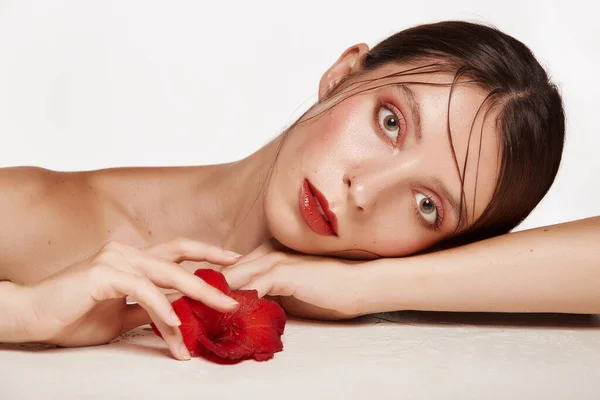 Bella Donna Con Fiore Rosso Nelle Mani Vicino Viso Spalle — Foto Stock