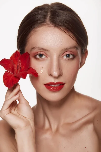 Mujer Bonita Con Flor Roja Sus Manos Cerca Cara Hombros —  Fotos de Stock