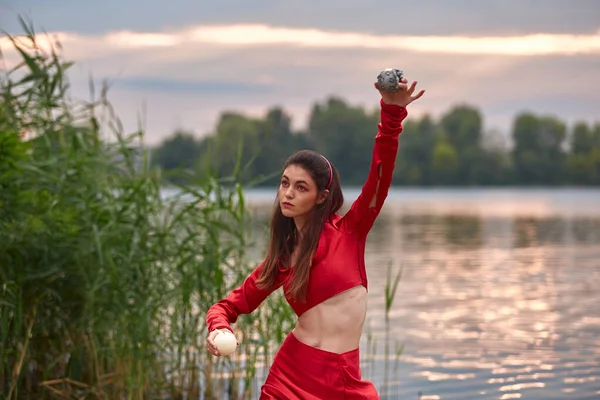 Dança Ritual Com Velas Nas Mãos Mulher Morena Traje Vermelho — Fotografia de Stock