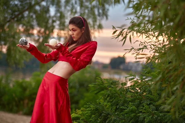 Dança Ritual Com Velas Nas Mãos Mulher Morena Traje Vermelho — Fotografia de Stock