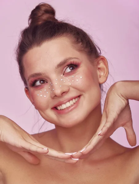 时尚创意化妆 年轻女子面容清澈 皮肤清澈 脸上有雀斑 粉红的背景映衬在脸上 — 图库照片