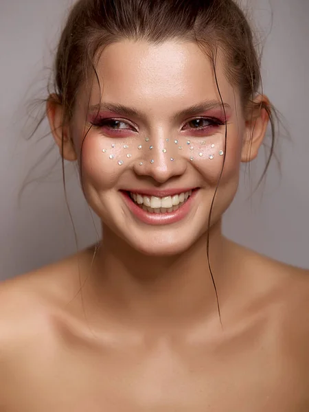 Δημιουργικό Μακιγιάζ Μόδας Νεαρή Γυναίκα Έκφραση Προσώπου Καθαρό Φρέσκο Δέρμα — Φωτογραφία Αρχείου
