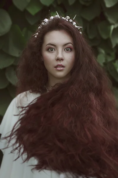 Красивая симпатичная женщина с длинными волосами — стоковое фото