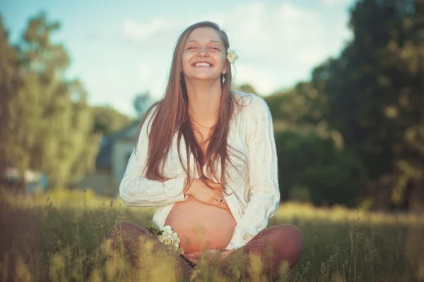 Mamá lindo feliz joven embarazada mujer relajarse en un parque —  Fotos de Stock