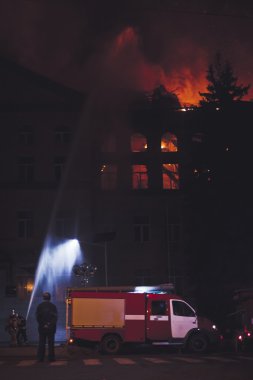 Geceleri yanan bina