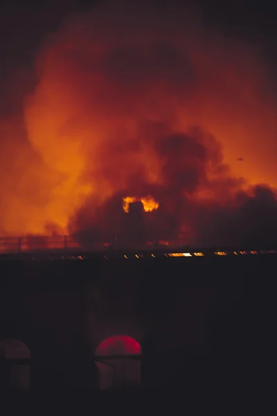 Techo casa en llamas en la noche — Foto de Stock