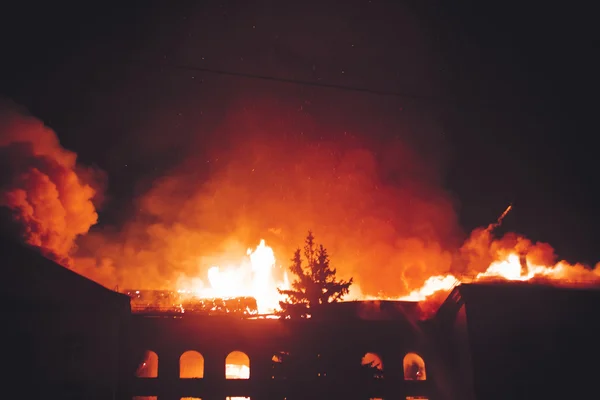 Tetto edificio in fiamme di notte — Foto Stock