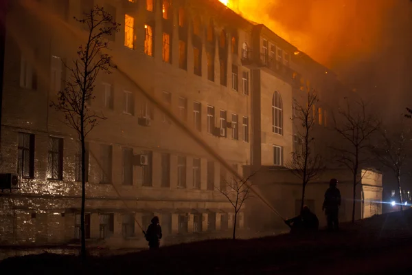 Pożar w budynku w nocy — Zdjęcie stockowe