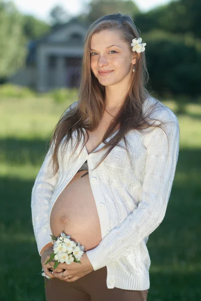 Mamma felice Giovane donna incinta rilassante in un parco — Foto Stock