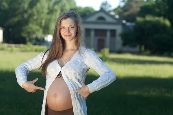 Mamma felice Giovane donna incinta rilassante in un parco — Foto Stock