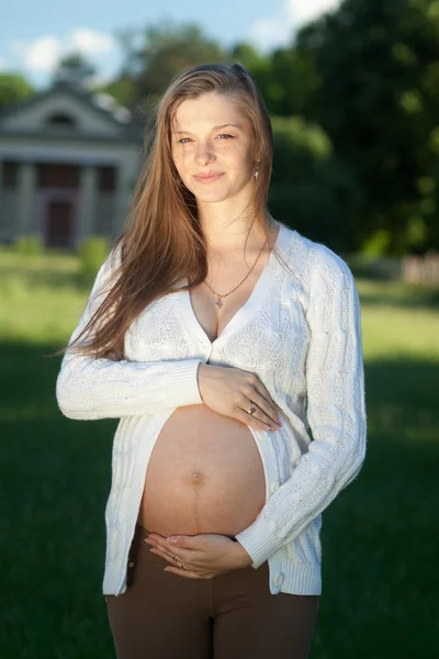 Mamma felice Giovane donna incinta rilassante in un parco — Foto Stock