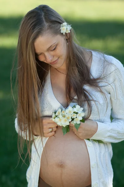 Щаслива мама Молода вагітна жінка відпочиває в парку — стокове фото