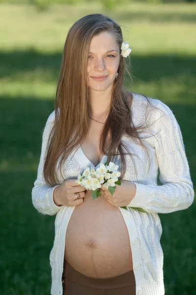 Щаслива мама Молода вагітна жінка відпочиває в парку — стокове фото