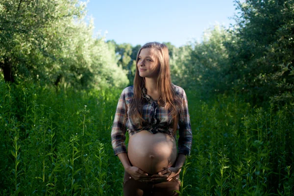 Happy mom Young pregnant woman relaxing at a park — Stock Photo, Image