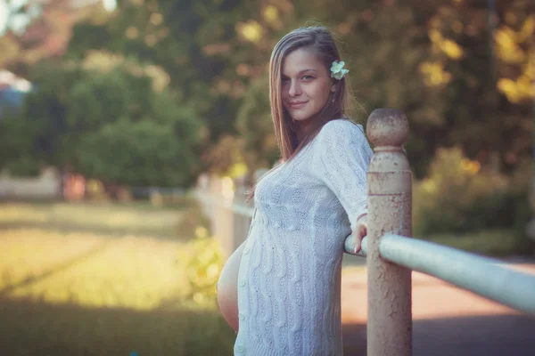 Cute happy Young pregnant woman relaxing at a park — Stock Photo, Image