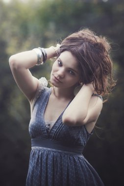 Güzel kadın blu elbiseyle açık alan