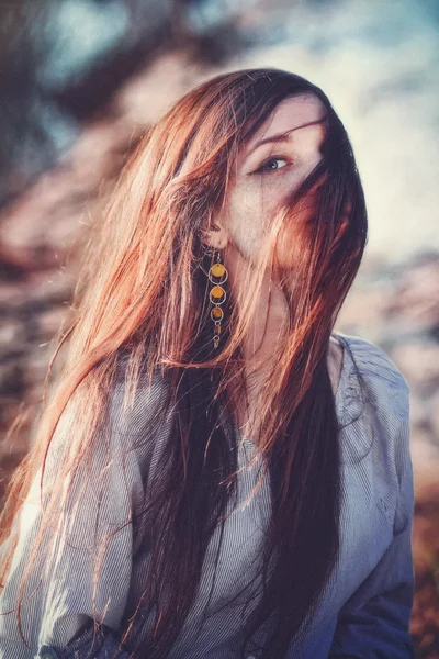 Retrato expressivo de uma menina com sardas — Fotografia de Stock