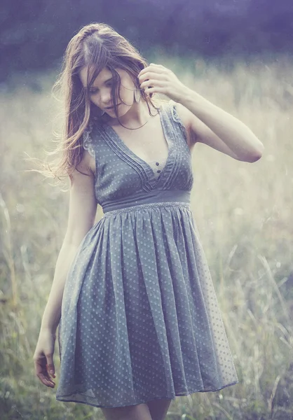 Schöne Frau blu Kleid im Freien im Feld — Stockfoto