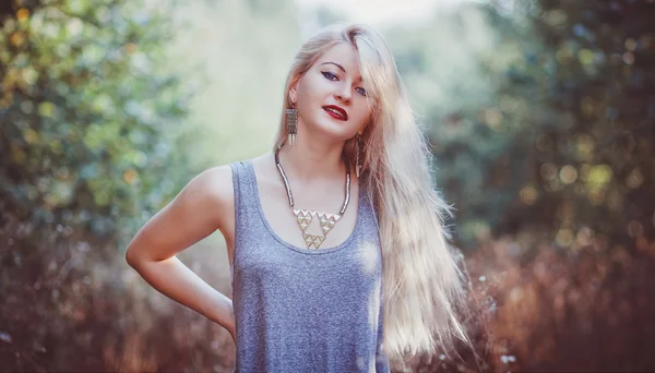 Schöne junge Frau im Kleid mit langen schneeweißen Haaren auf nat — Stockfoto