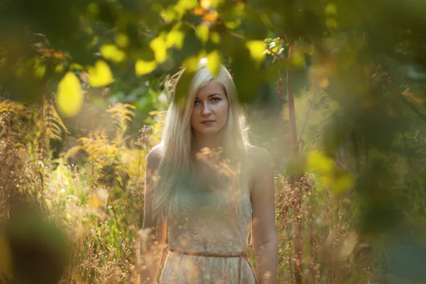 Hermosa mujer joven en vestido blanco con pelo largo blanco como la nieve o — Foto de Stock