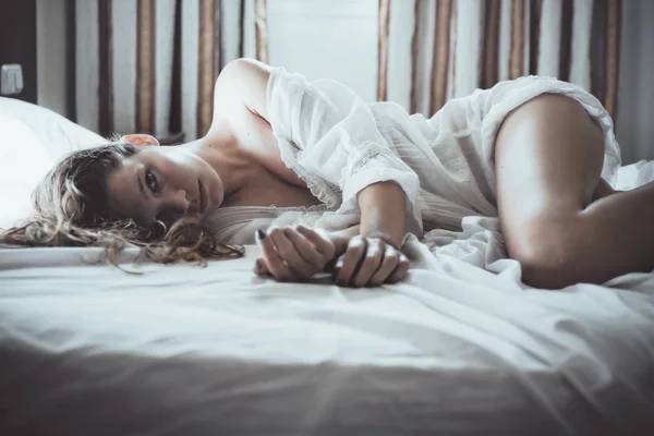 Niedliche junge Frau im Bett — Stockfoto