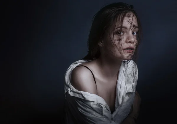 Emotional fashion portrait of a young attractive woman in studio — Stock Photo, Image