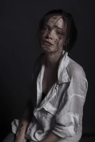 Retrato de moda emocional de una joven atractiva en el estudio —  Fotos de Stock