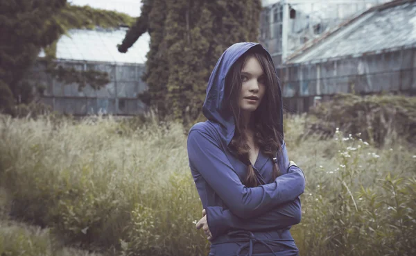 Modelo de moda en jardín en el capó — Foto de Stock