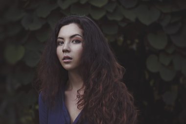 Uzun kıvırcık elebaşı tüyler yeşil GA güzel hoş bir kadınla