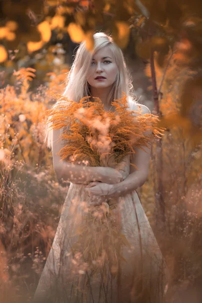 Beautiful young woman in white dress with long snow-white hair o — Stock Photo, Image