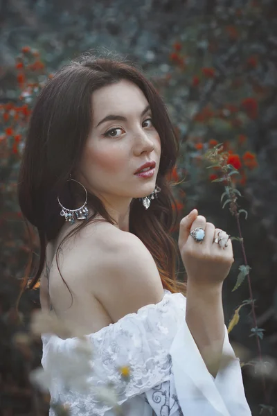 Belle jeune fille dans le jardin de fleurs — Photo