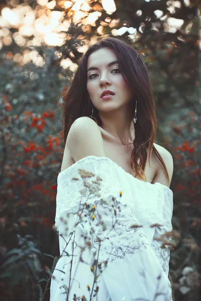 Çiçek Bahçe içinde güzel genç kız — Stok fotoğraf