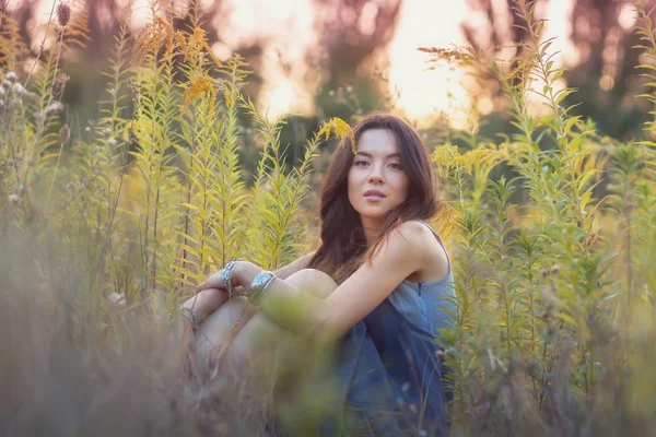 Retrato de la joven mujer hermosa al aire libre — Foto de Stock