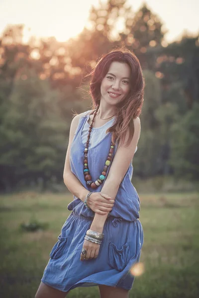 Portret van de jonge mooie vrouw buiten in het veld — Stockfoto