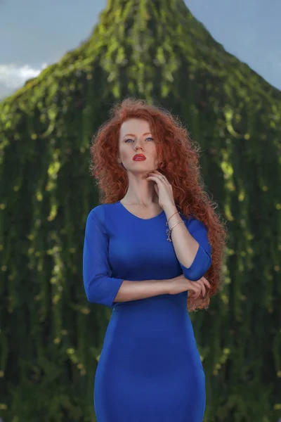 Krásná rusovlasá dívka s elegantním zjevem v plíživý modré d — Stock fotografie