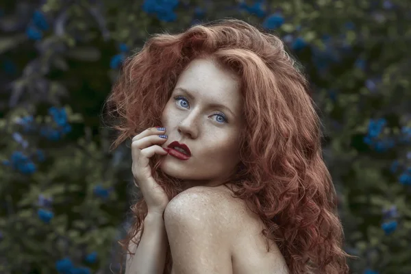 Portrait of a beautiful red-haired girl in the nature. Naked sho — Stock Photo, Image