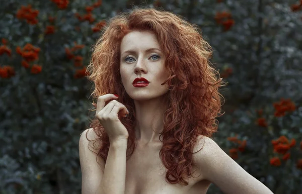 Портрет красивой рыжеволосой девушки на природе. Голый шо — стоковое фото